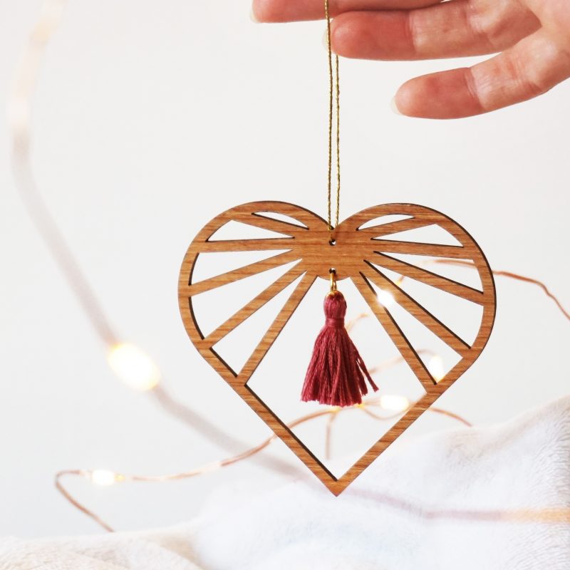 sun catcher bois amulette décorative en forme de cœur AMOURETTE MARTHO pompon framboise