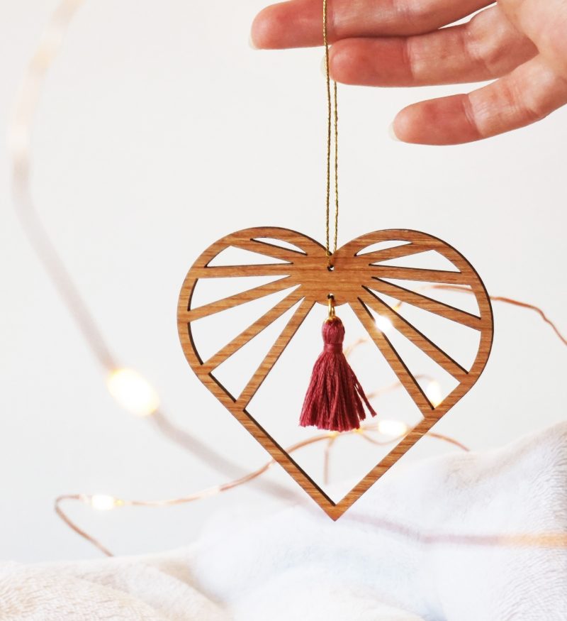 sun catcher bois amulette décorative en forme de cœur AMOURETTE MARTHO pompon framboise
