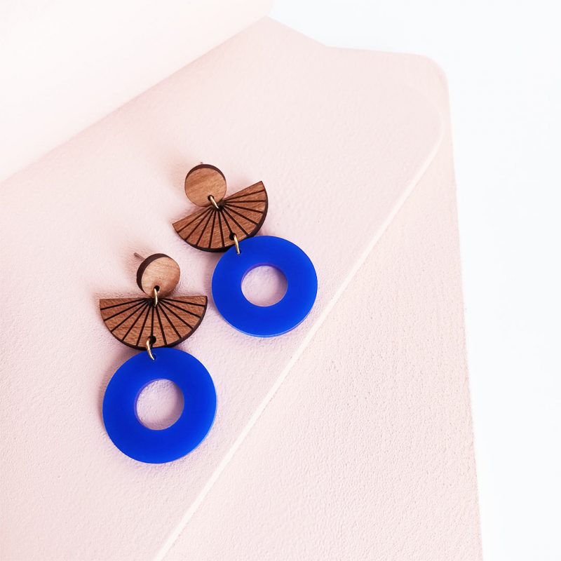 boucles d'oreilles bois et bleu fait par Martho bijoux en bois
