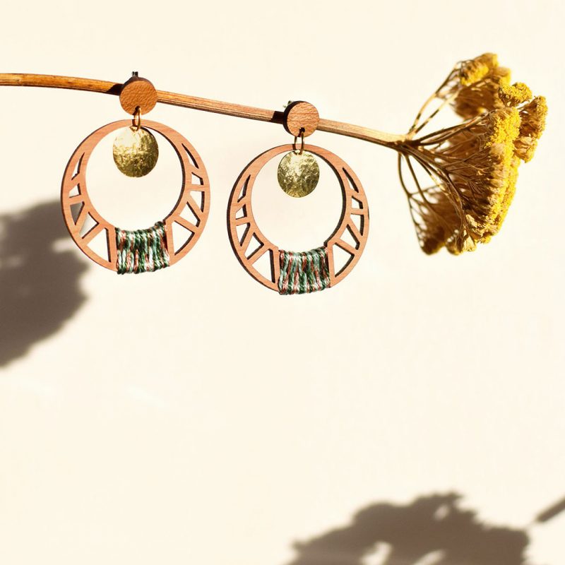 bijoux bois et tissage, boucles d'oreilles bois, fait par POETIS et MARTHO, collection CONFLUENCES