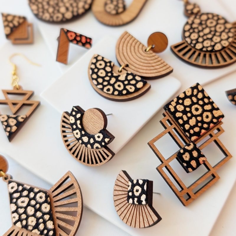 Bijoux en bois et cuir léopard, boucles d'oreilles léopard, bijoux fait main, Martho