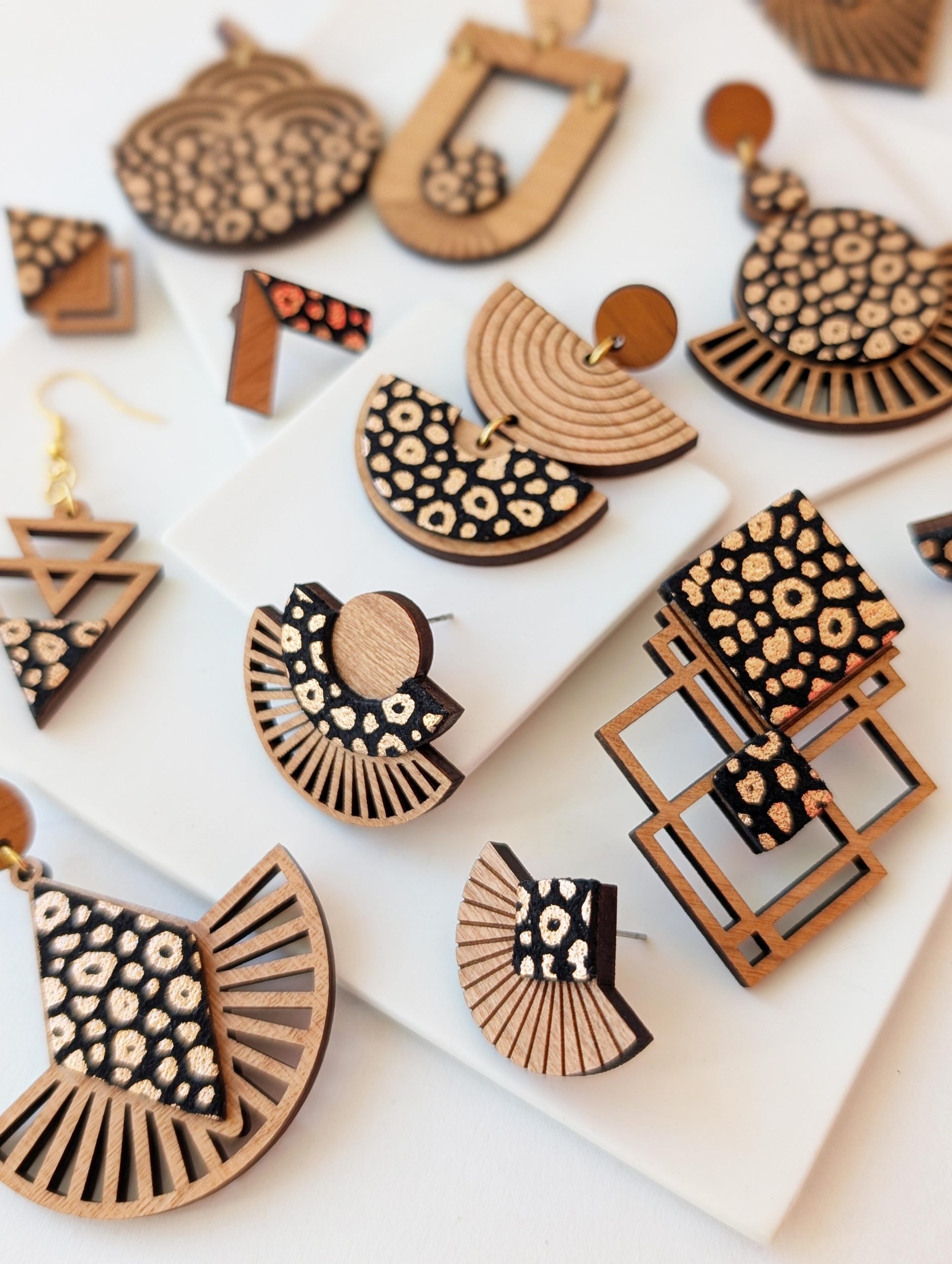 Bijoux en bois et cuir léopard, boucles d'oreilles léopard, bijoux fait main, Martho
