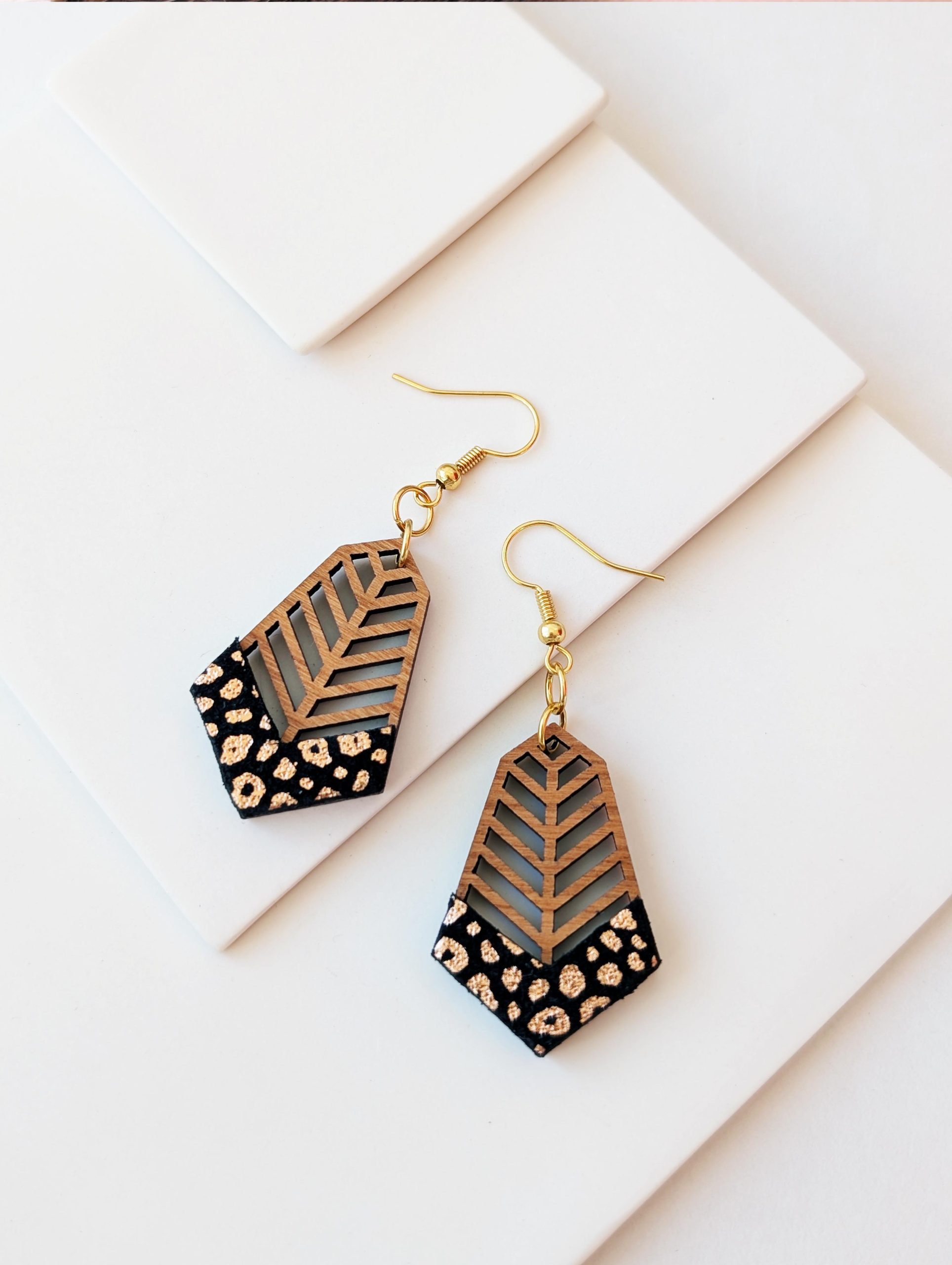 Bijoux en bois et cuir léopard, boucles d'oreilles léopard, bijoux fait main, Martho