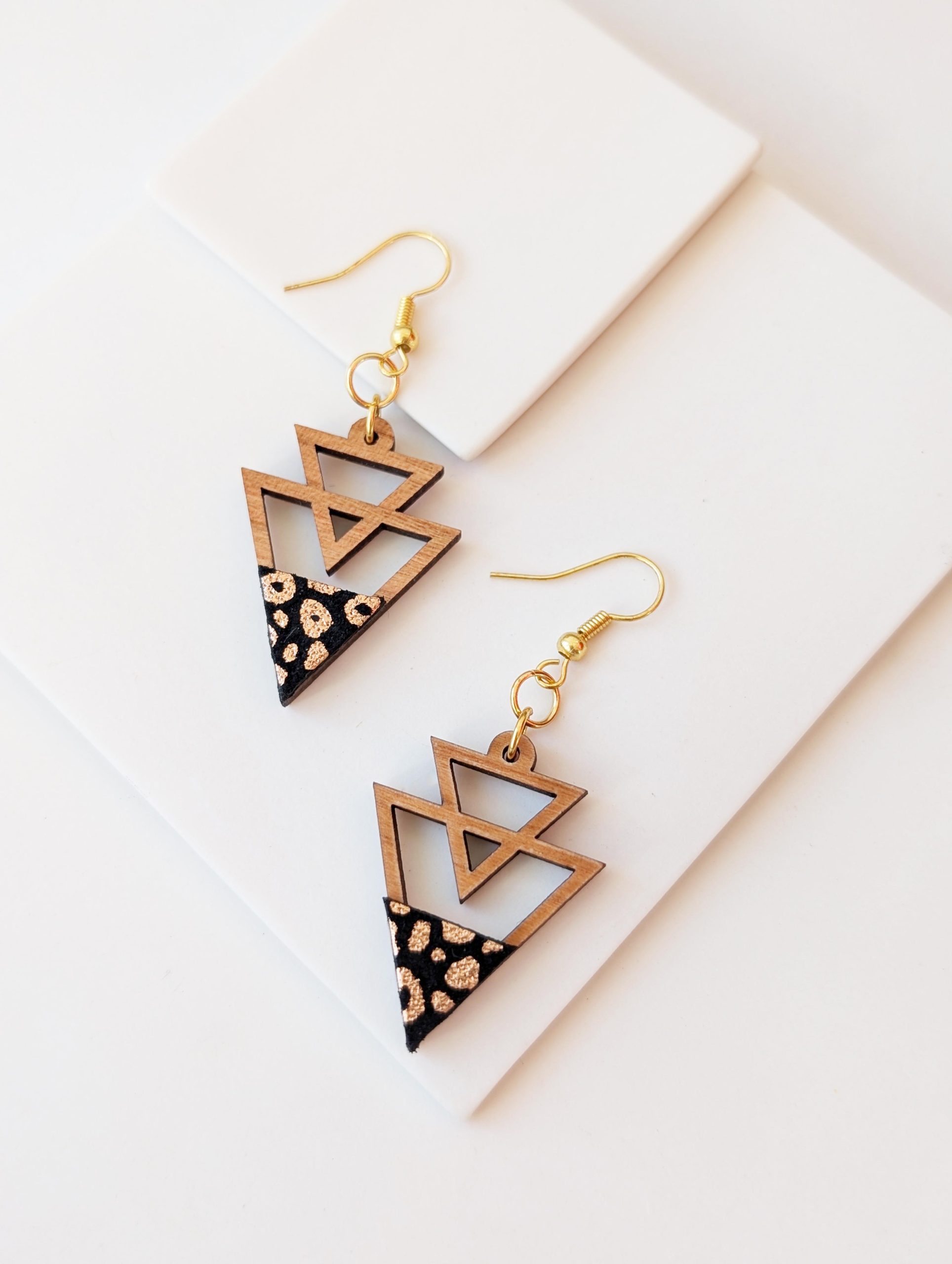 Bijoux en bois et cuir léopard, boucles d'oreilles léopard, bijoux fait main, Martho
