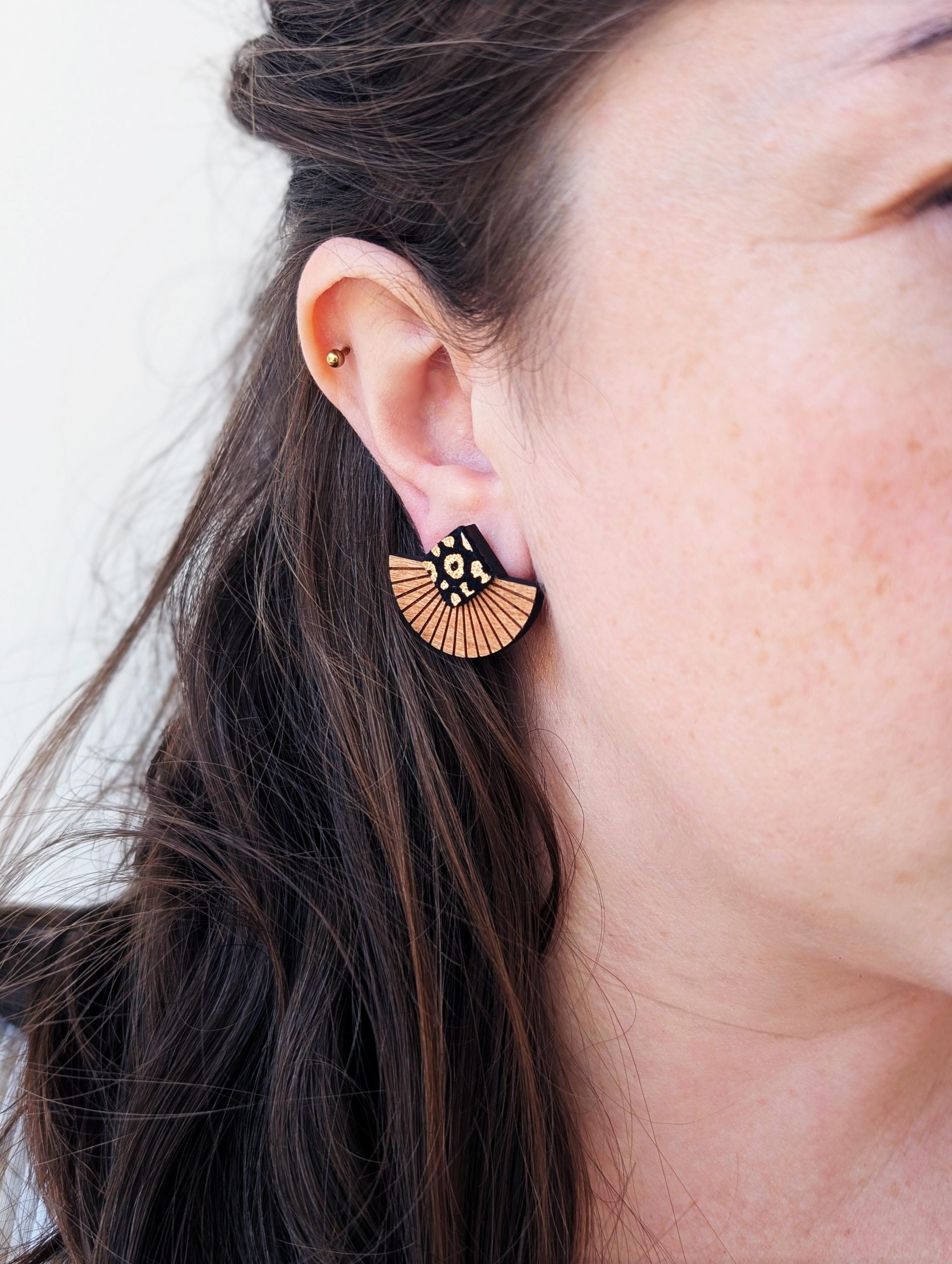 Bijoux en bois et cuir léopard, boucles d'oreilles léopard, bijoux fait main, Martho