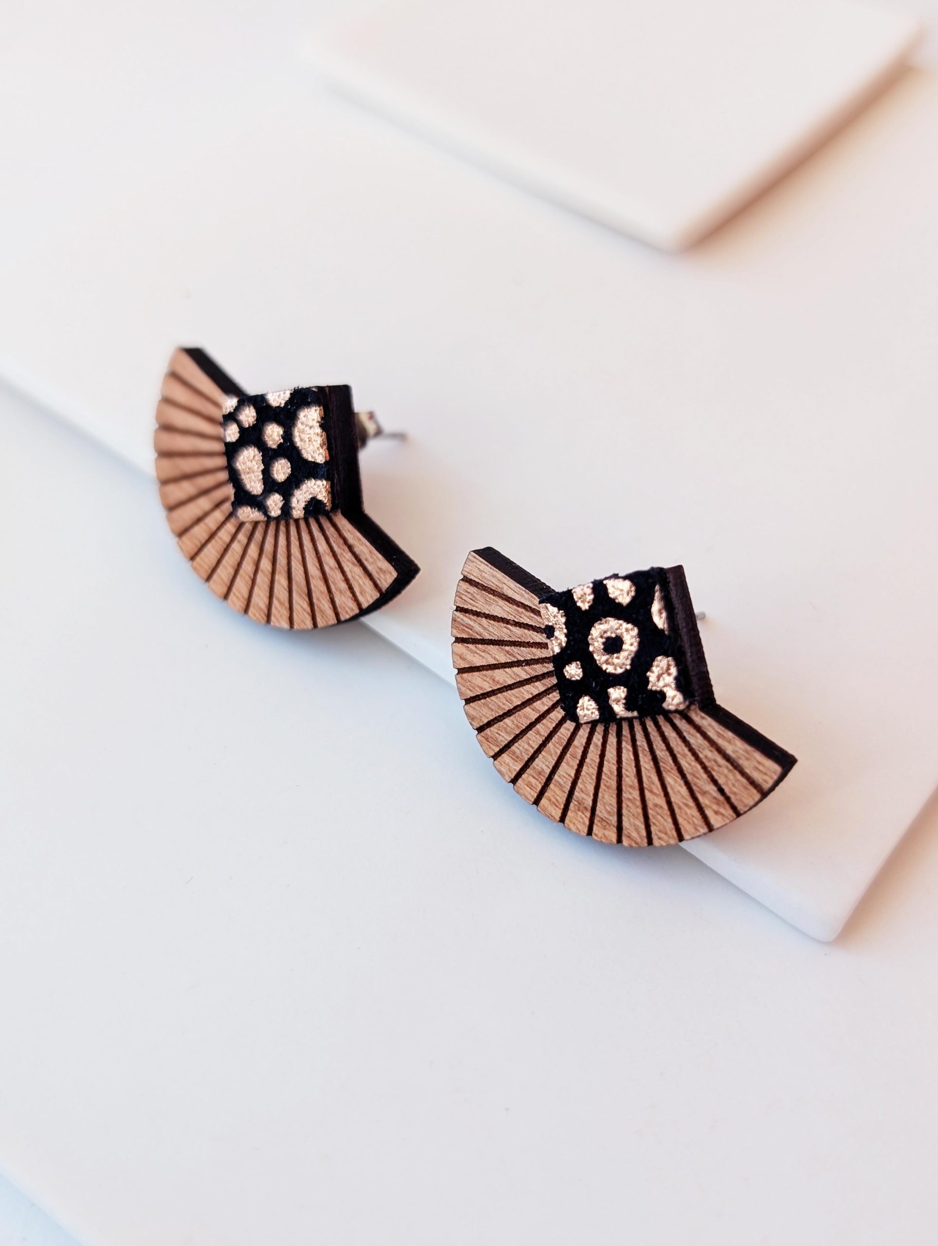 Bijoux en bois et cuir léopard, boucles d'oreilles léopard, bijoux fait main, Martho
