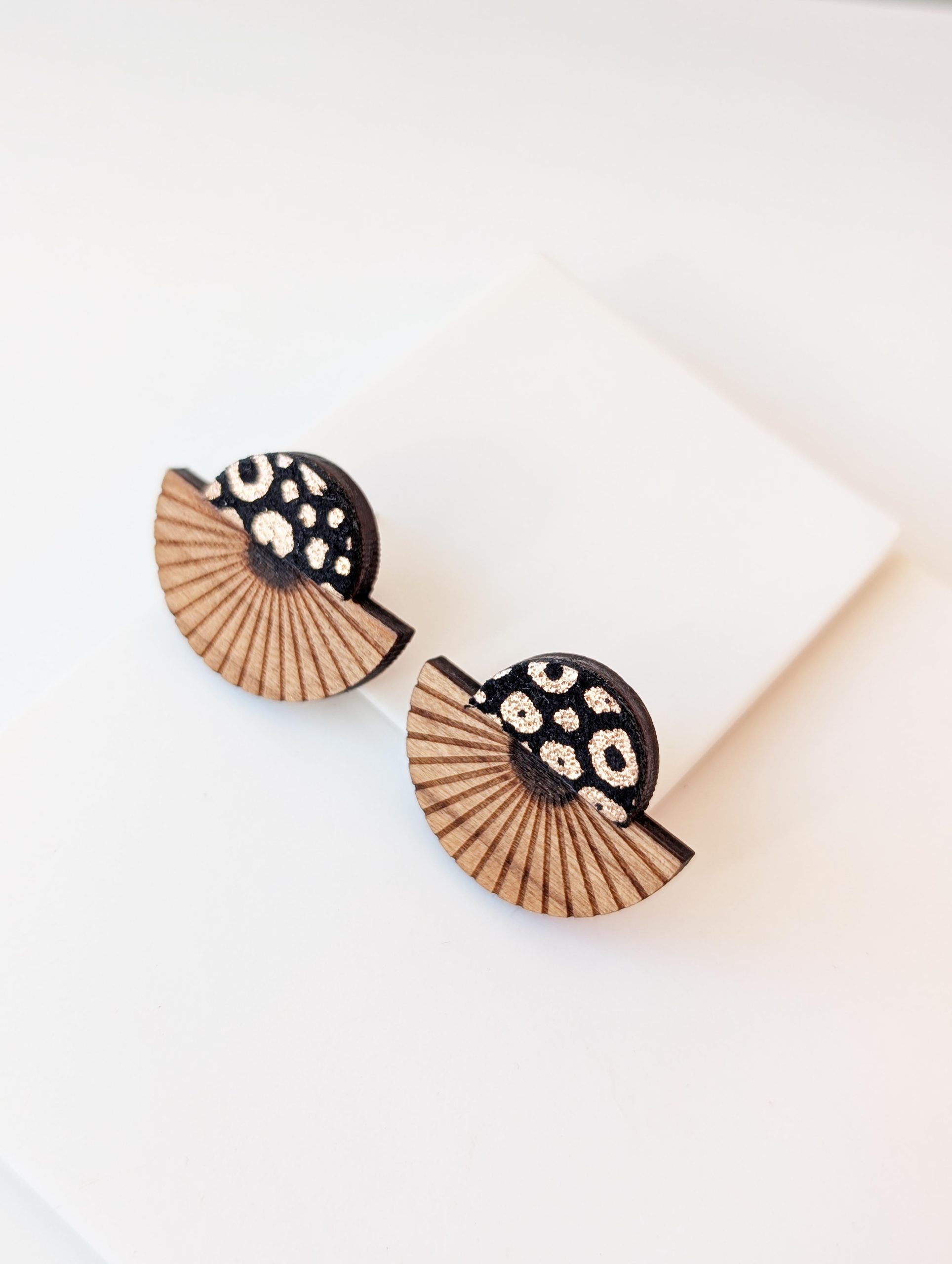 Bijoux en bois et cuir léopard, boucles d'oreilles léopard, bijoux fait main, Martho