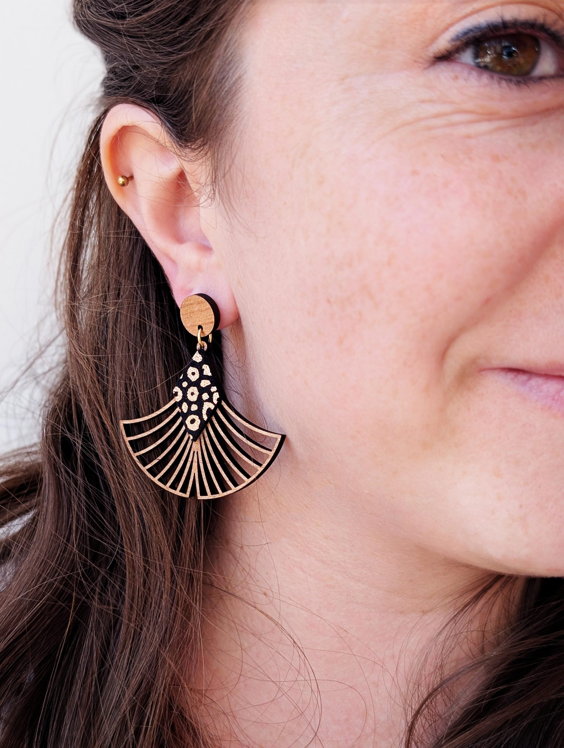 Bijoux en bois et cuir léopard, boucles d'oreilles léopard, bijoux fait main, Martho