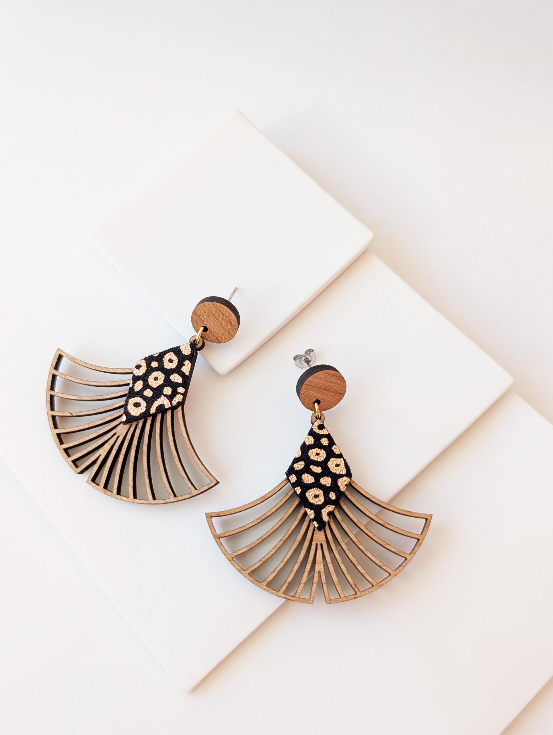Bijoux en bois et cuir léopard, boucles d'oreilles léopard, bijoux fait main, Martho