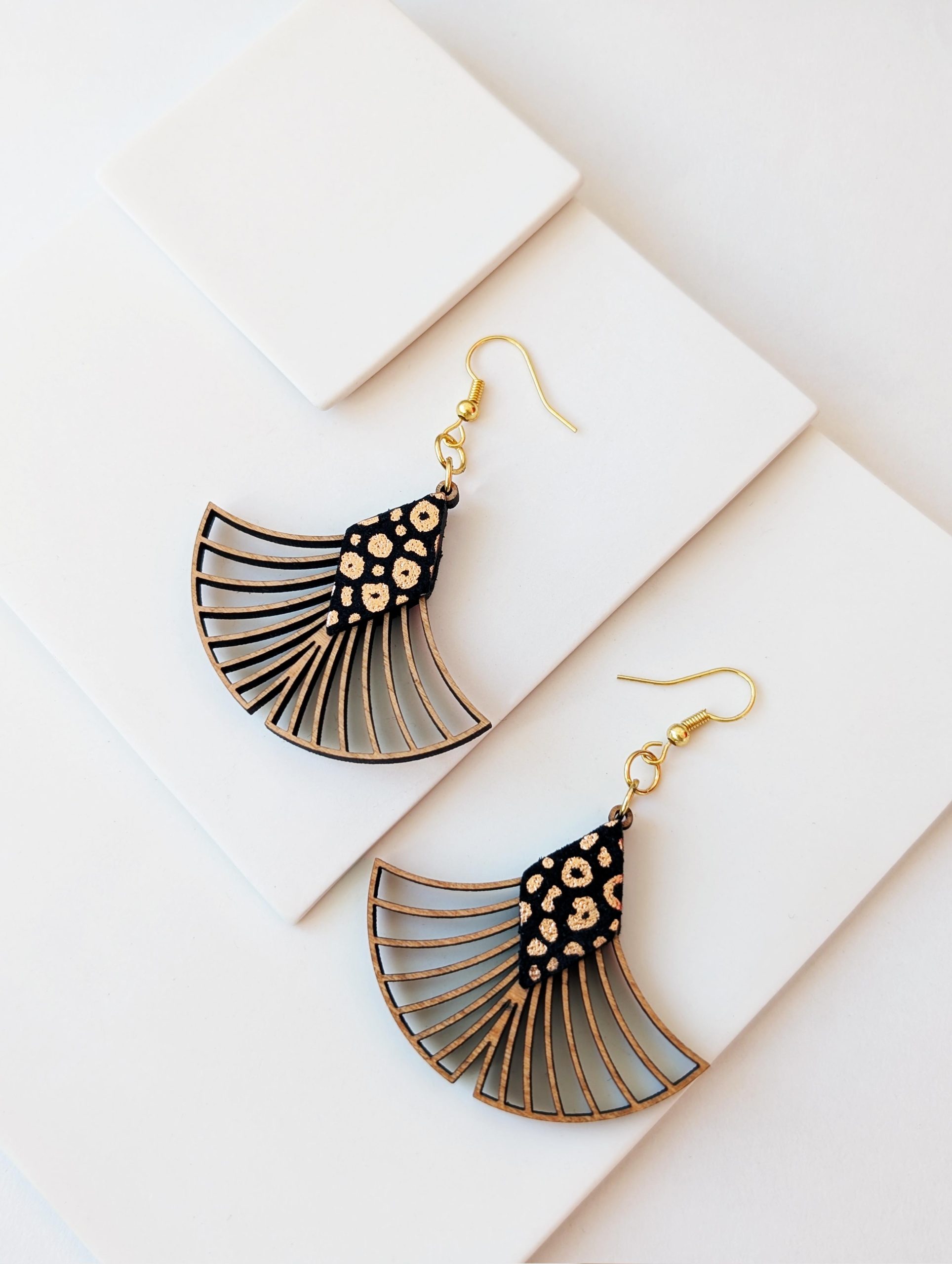 Bijoux en bois et cuir léopard, boucles d'oreilles léopard, bijoux fait main, Martho