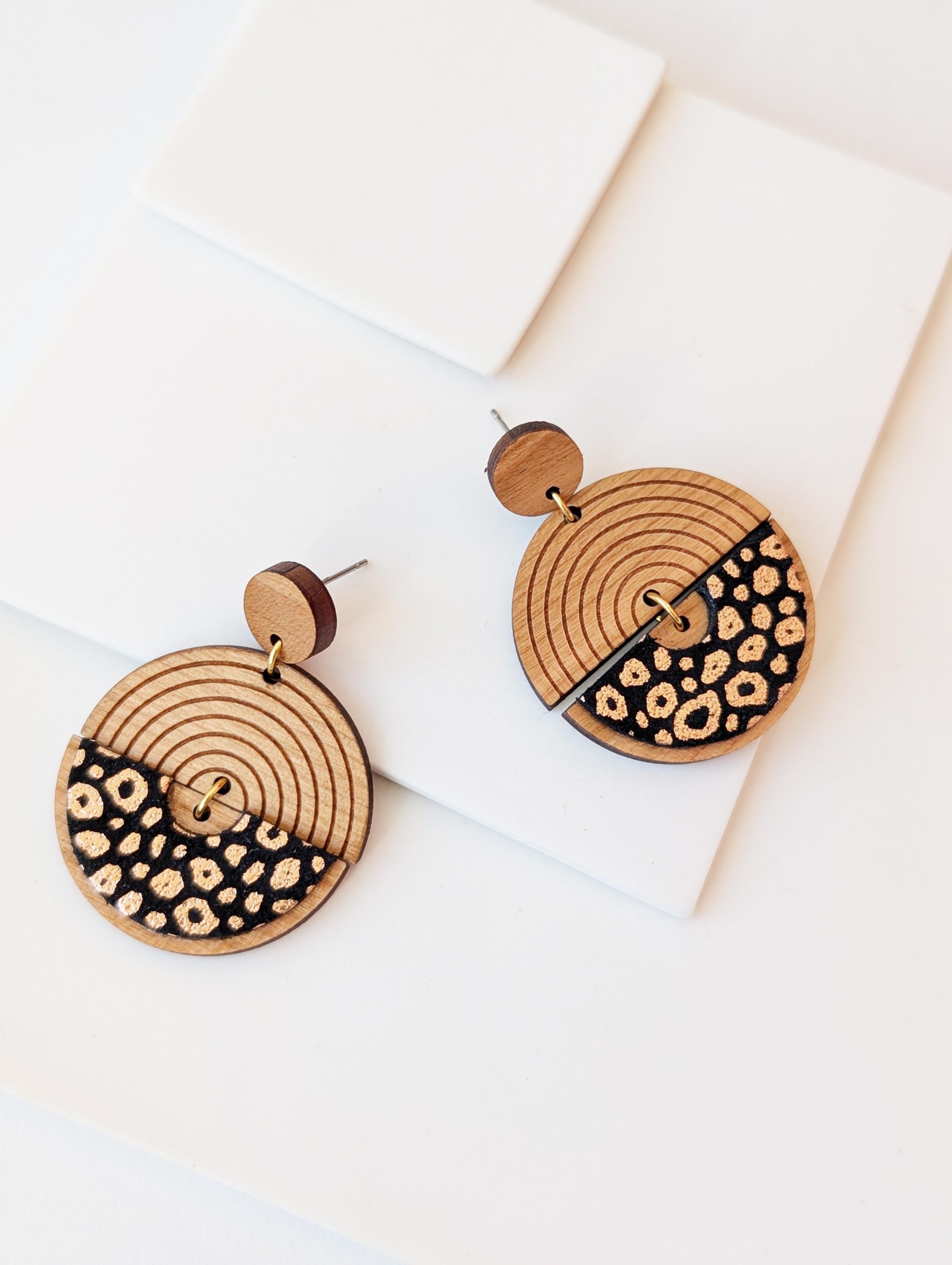 Bijoux en bois et cuir léopard, boucles d'oreilles léopard, bijoux fait main, Martho