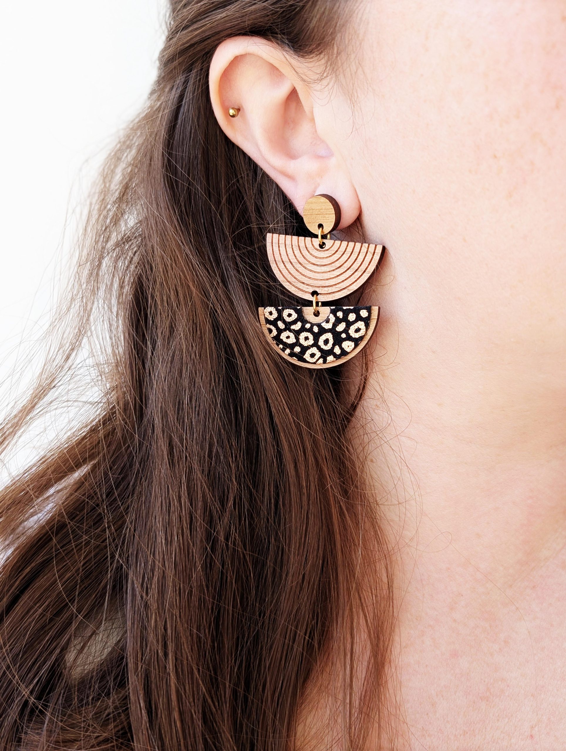 Bijoux en bois et cuir léopard, boucles d'oreilles léopard, bijoux fait main, Martho
