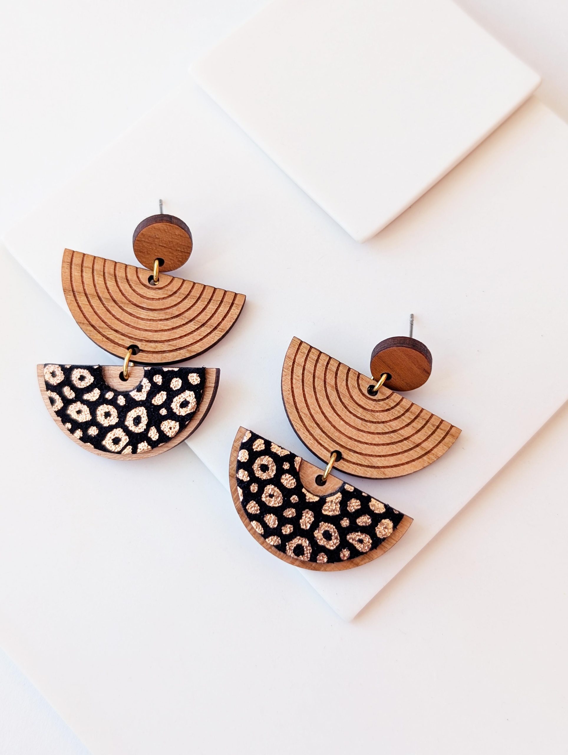 Bijoux en bois et cuir léopard, boucles d'oreilles léopard, bijoux fait main, Martho