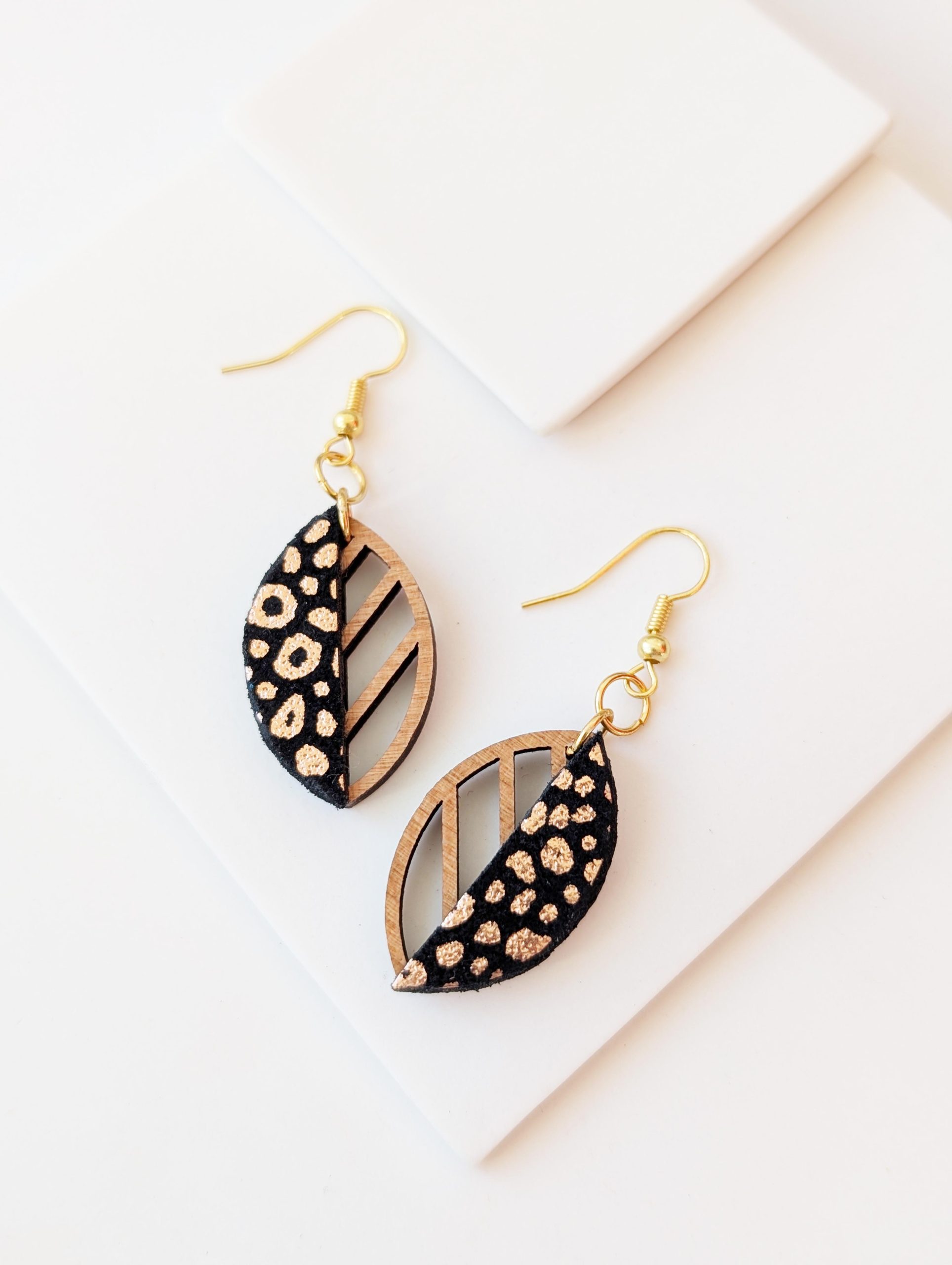 Bijoux en bois et cuir léopard, boucles d'oreilles léopard, bijoux fait main, Martho