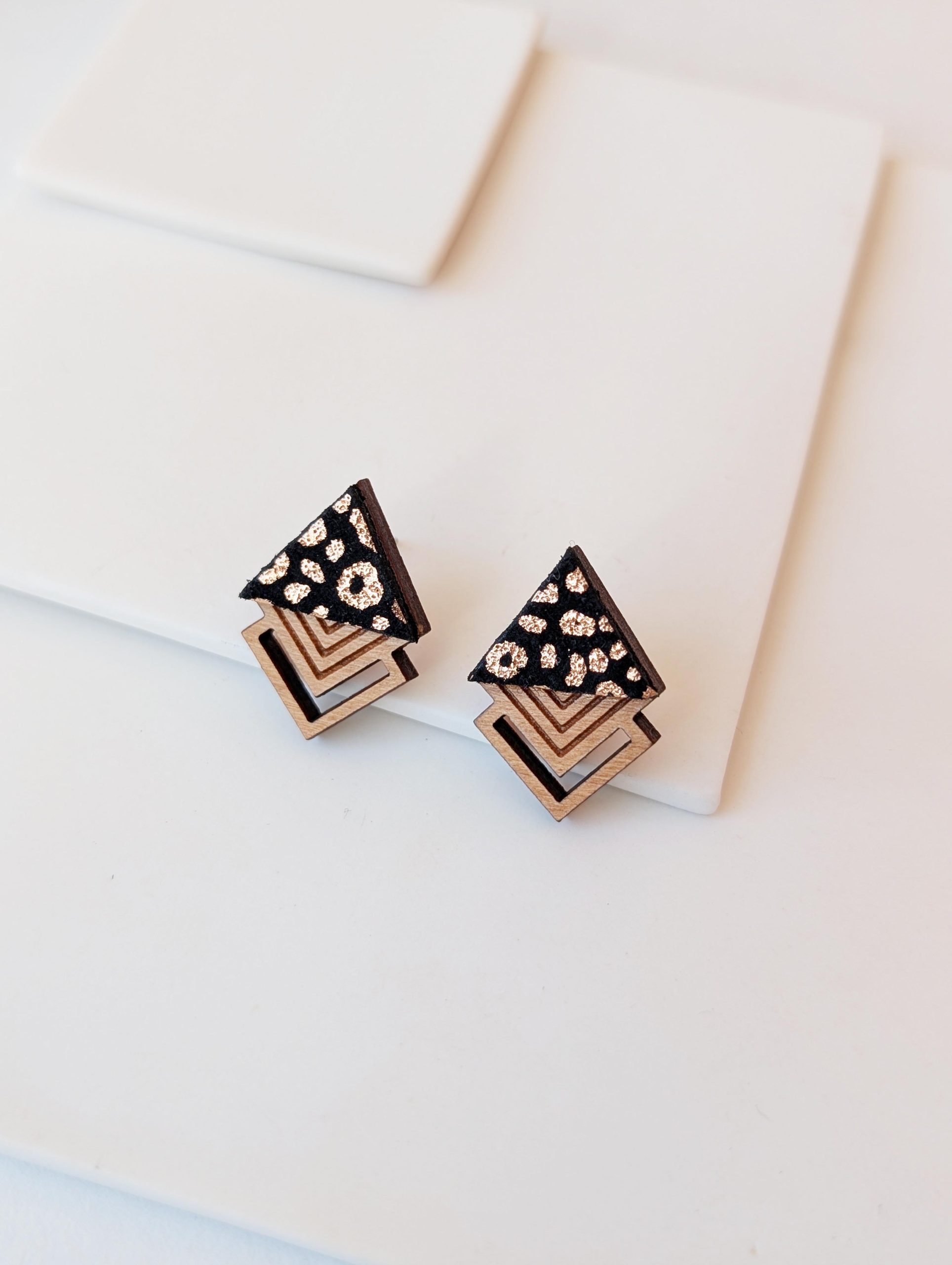 Bijoux en bois et cuir léopard, boucles d'oreilles léopard, bijoux fait main, Martho