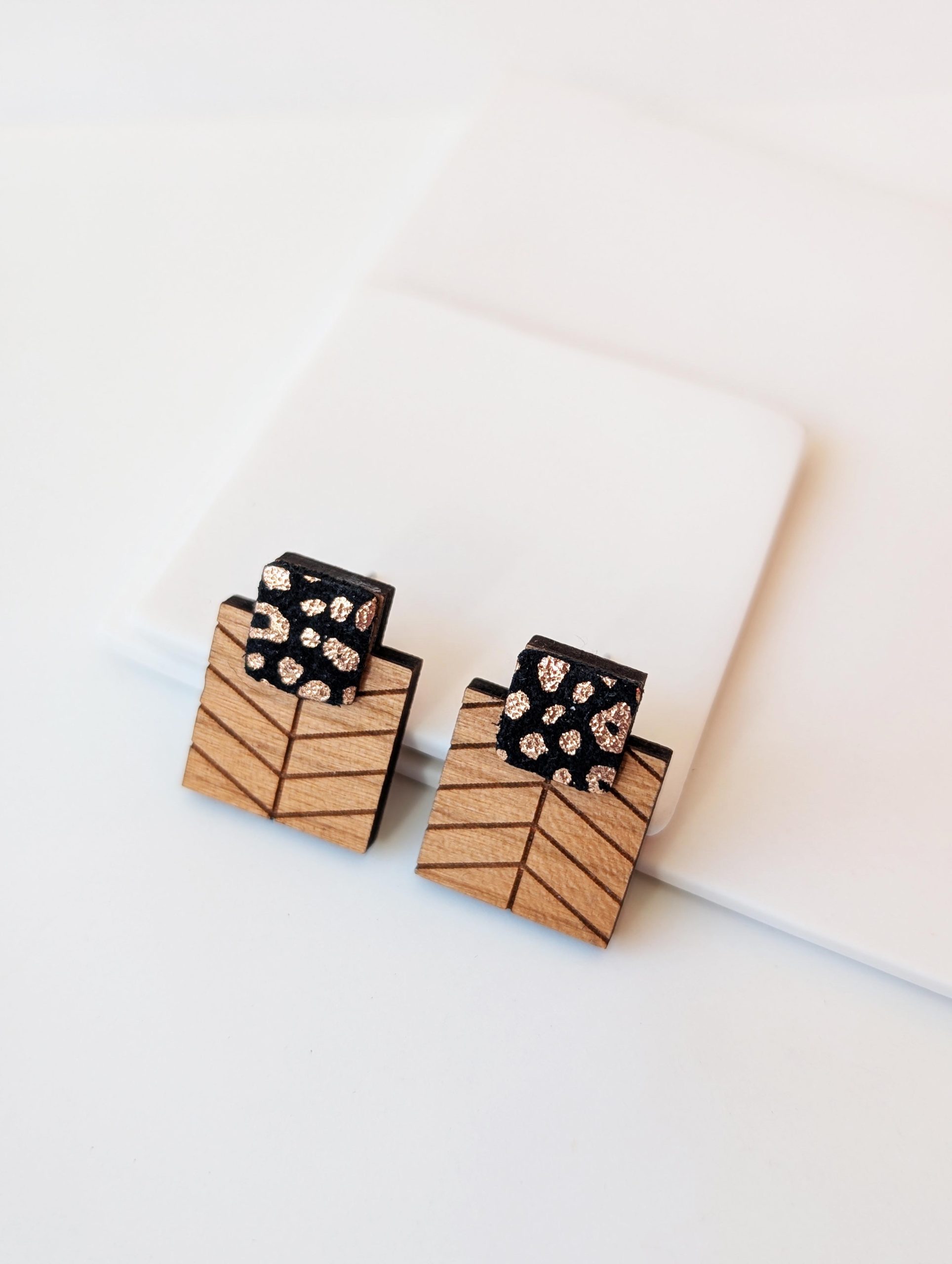 Bijoux en bois et cuir léopard, boucles d'oreilles léopard, bijoux fait main, Martho