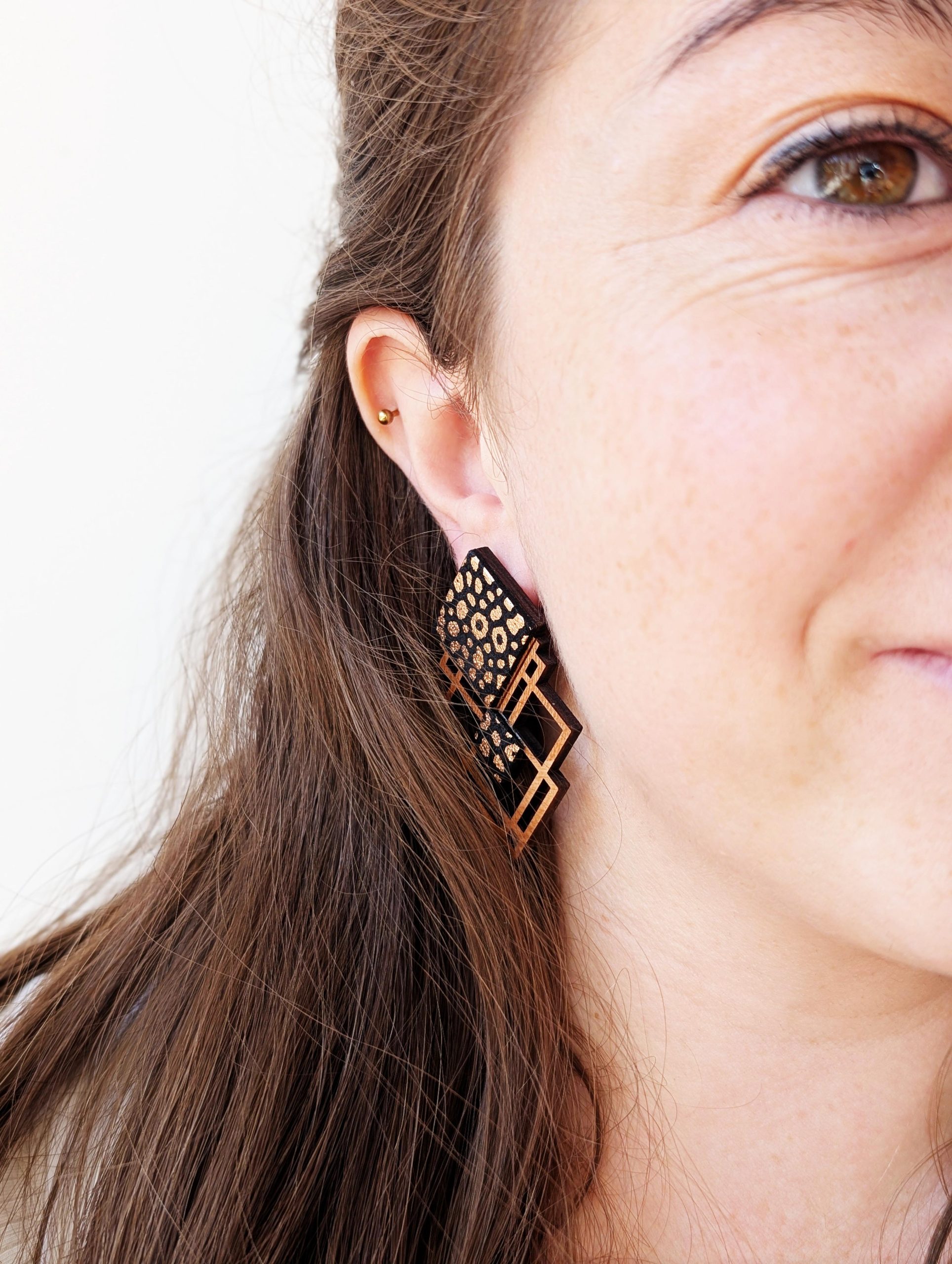 Bijoux en bois et cuir léopard, boucles d'oreilles léopard, bijoux fait main, Martho