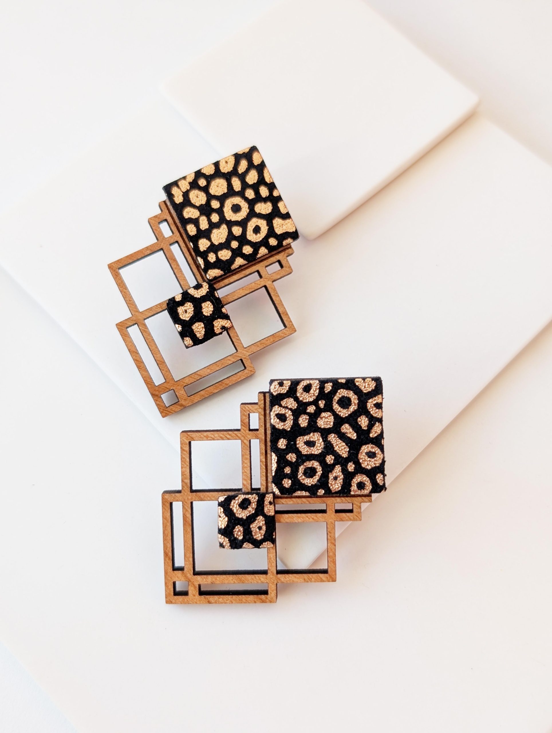 Bijoux en bois et cuir léopard, boucles d'oreilles léopard, bijoux fait main, Martho