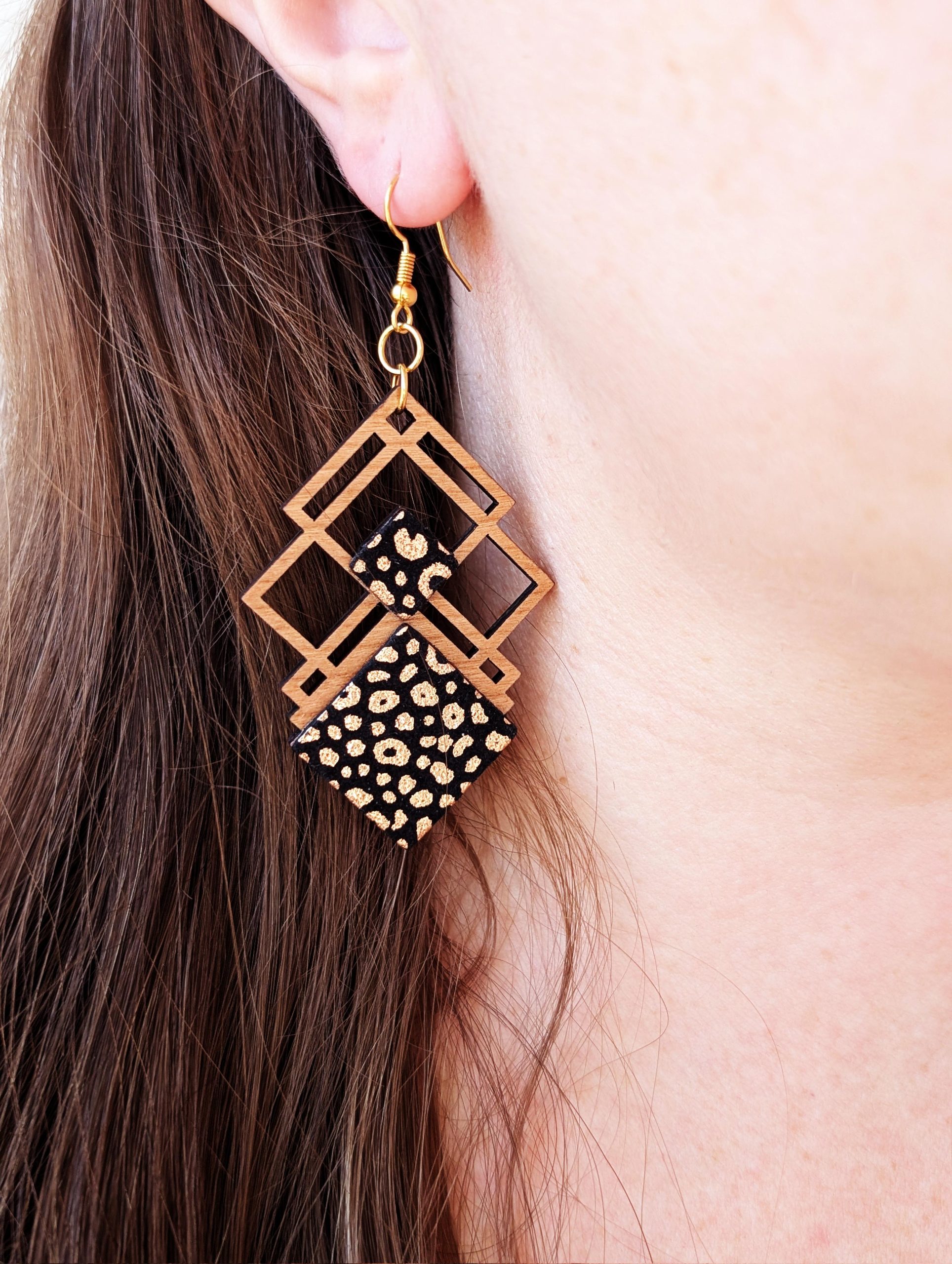 Bijoux en bois et cuir léopard, boucles d'oreilles léopard, bijoux fait main, Martho