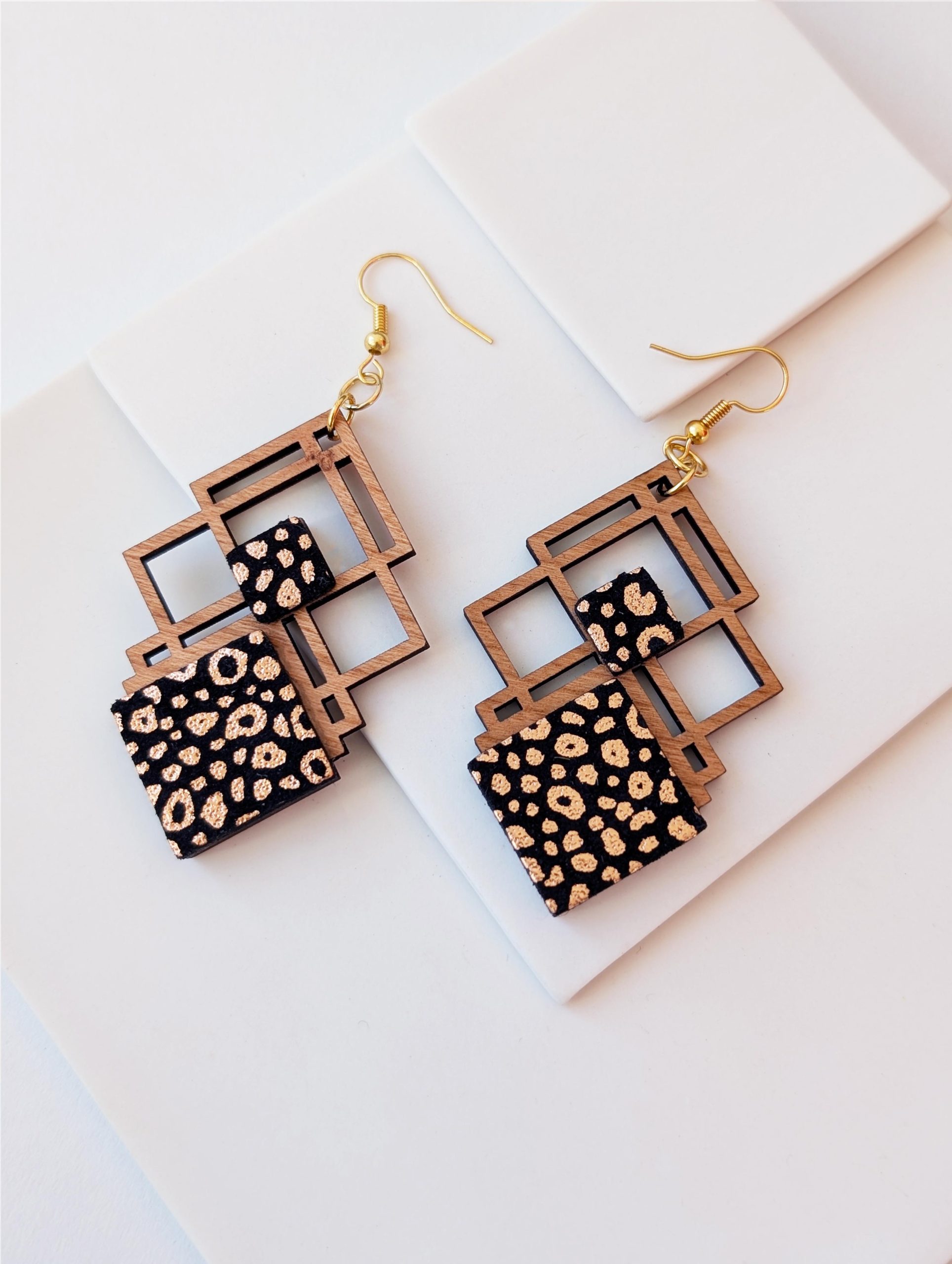 Bijoux en bois et cuir léopard, boucles d'oreilles léopard, bijoux fait main, Martho