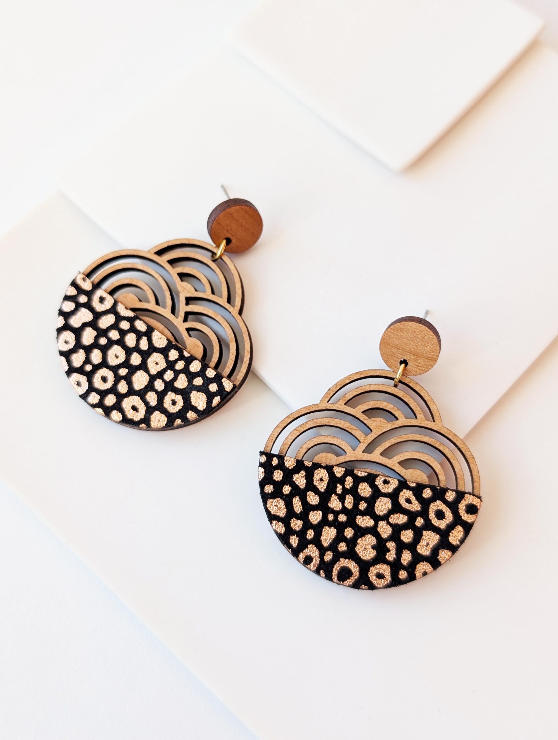 Bijoux en bois et cuir léopard, boucles d'oreilles léopard, bijoux fait main, Martho