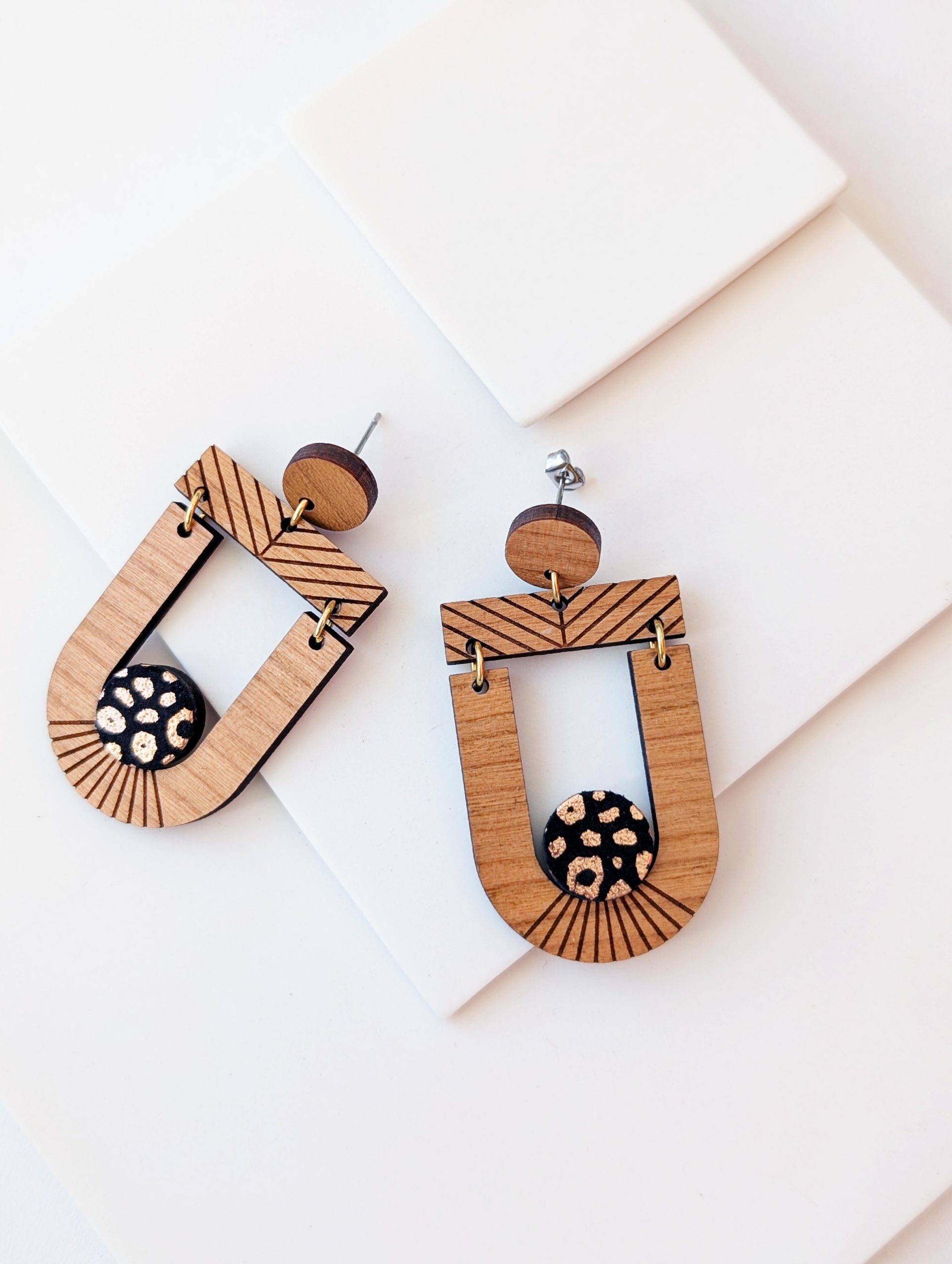 Bijoux en bois et cuir léopard, boucles d'oreilles léopard, bijoux fait main, Martho