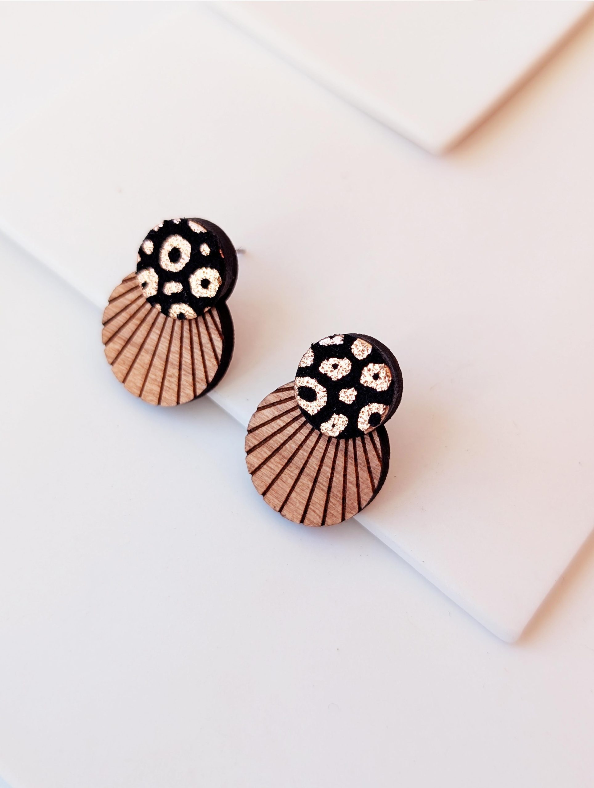 Bijoux en bois et cuir léopard, boucles d'oreilles léopard, bijoux fait main, Martho