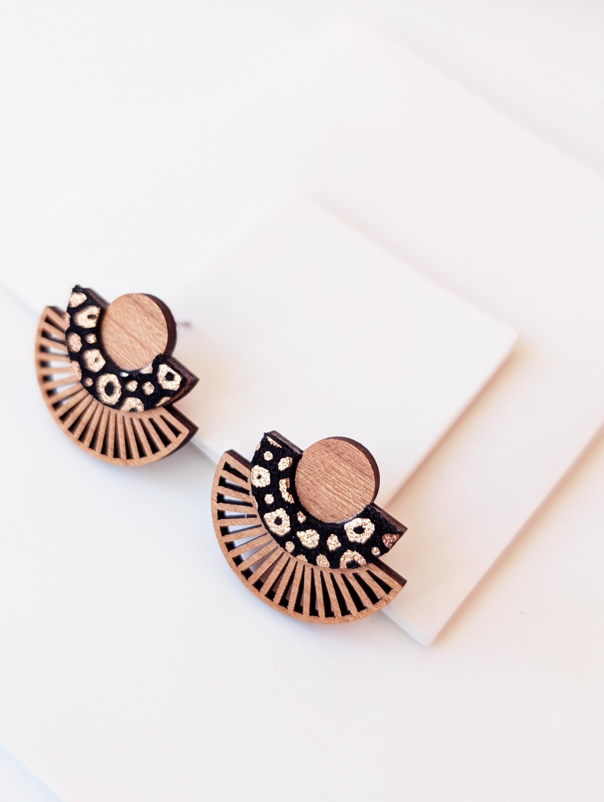 Bijoux en bois et cuir léopard, boucles d'oreilles léopard, bijoux fait main, Martho