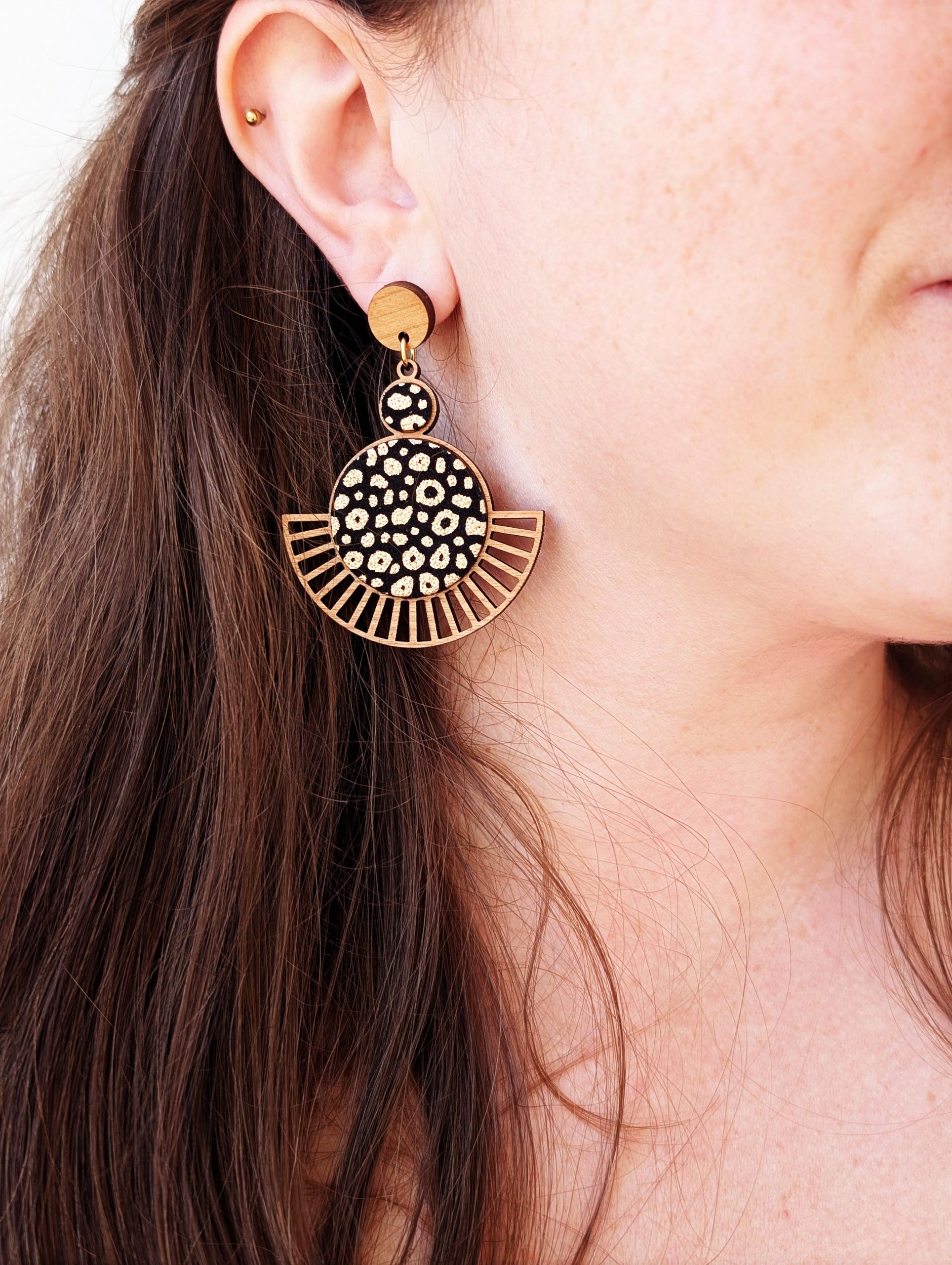 Bijoux en bois et cuir léopard, boucles d'oreilles léopard, bijoux fait main, Martho