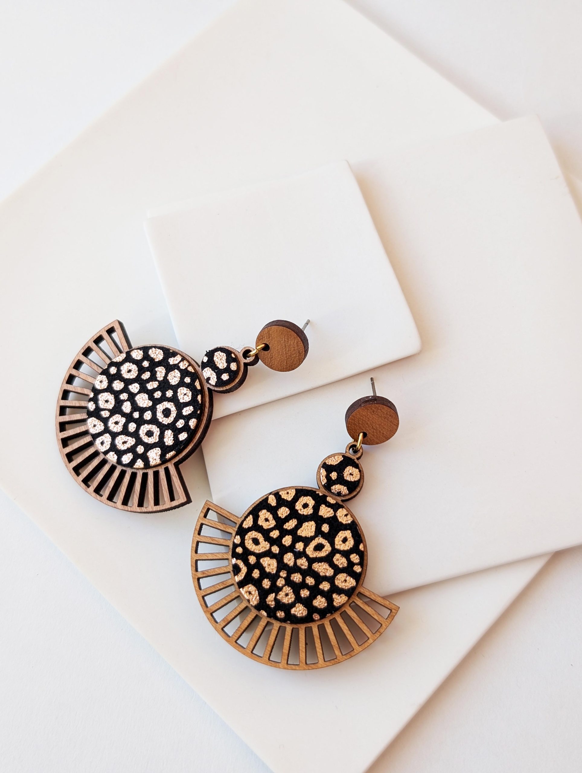 Bijoux en bois et cuir léopard, boucles d'oreilles léopard, bijoux fait main, Martho