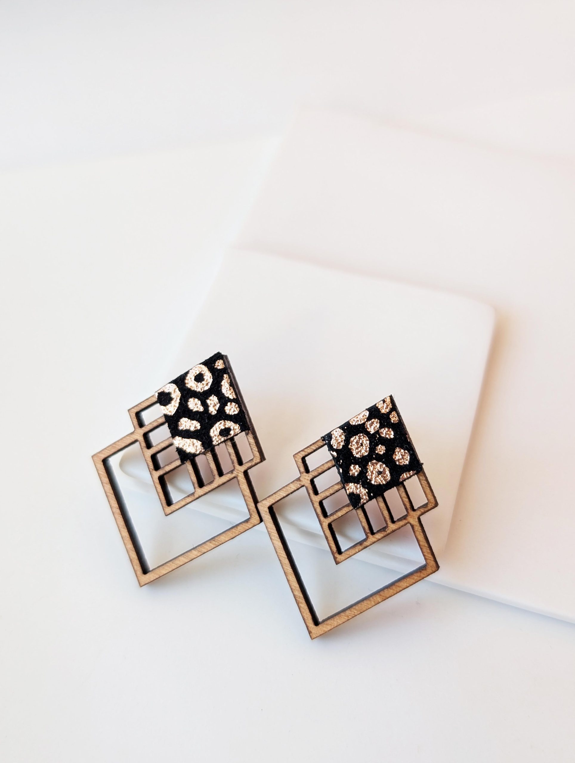 Bijoux en bois et cuir léopard, boucles d'oreilles léopard, bijoux fait main, Martho