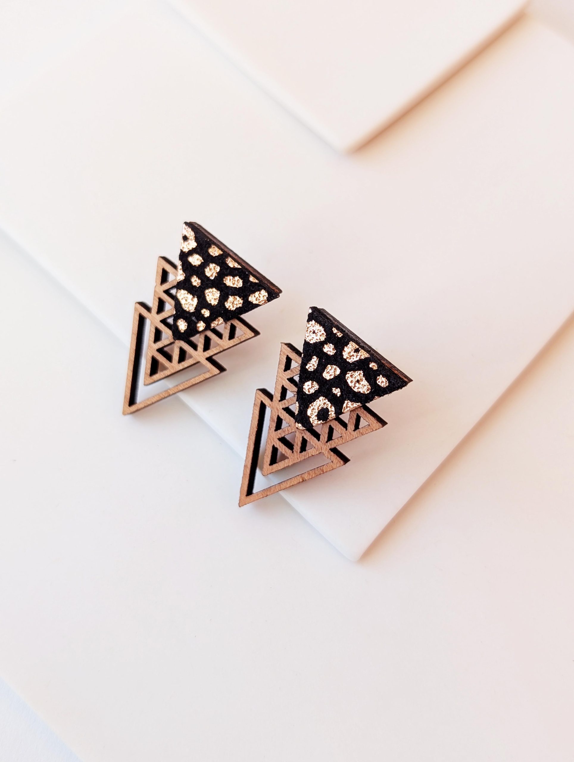 Bijoux en bois et cuir léopard, boucles d'oreilles léopard, bijoux fait main, Martho