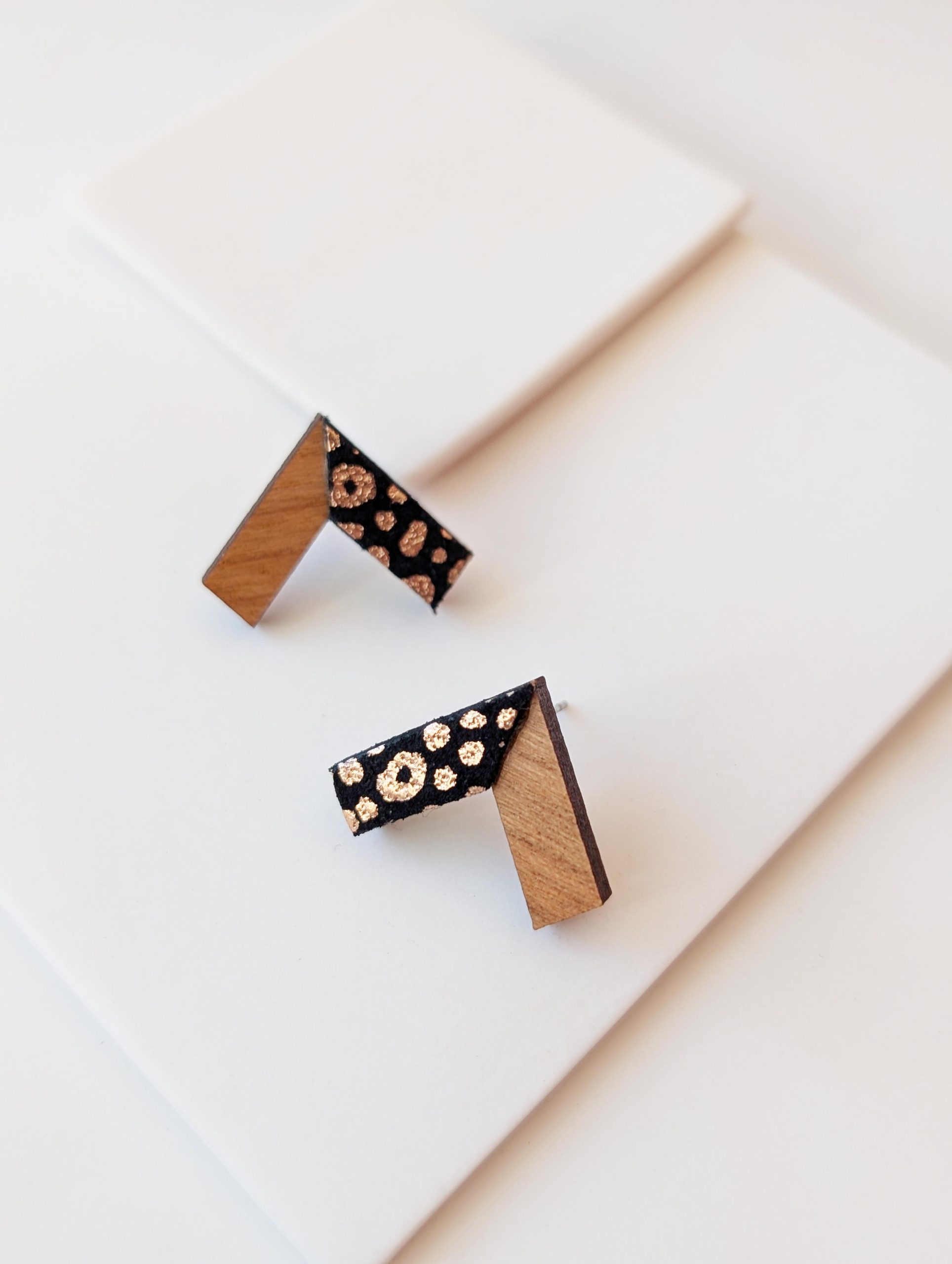Bijoux en bois et cuir léopard, boucles d'oreilles léopard, bijoux fait main, Martho